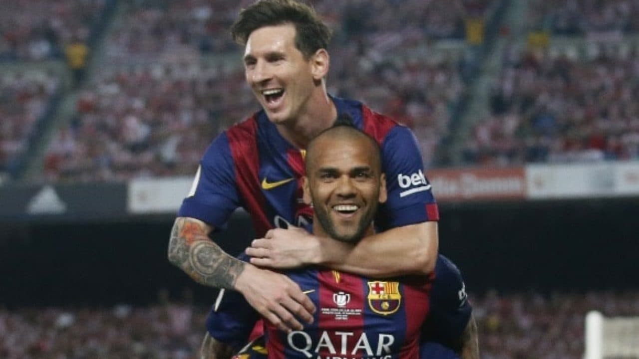 El lateral brasileño del Barcelona confesó que la posibilidad de finalizar la carrera de Leo Messi en el lugar donde la empezó sería un gran presente para él. El mandamás culé no está en el mejor momento de la relación con la "Pulga", pero quizás sus ex compañeros lo convenzan de volver al lugar donde se convirtió en leyenda.