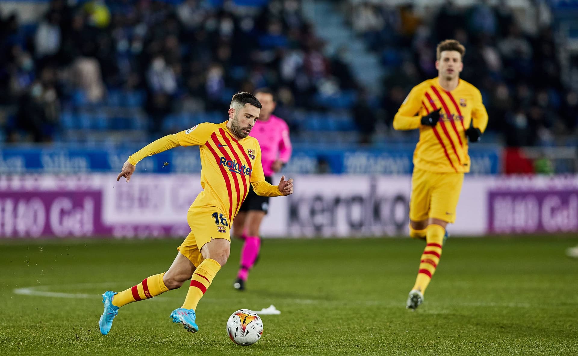 El lateral del Barcelona, Jordi Alba, comentó sus sensaciones tras la agónica victoria del Barcelona ante Alavés. El blaugrana se defendió de las críticas y señaló que siempre se suele apuntar a los veteranos en las malas rachas.