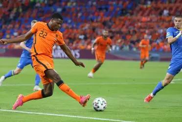 El lateral neerlandés Denzel Dumfries es la obsesión del presidente del Real Madrid. Recientemente llegado al Inter de Milán, el defensor hizo olvidar rápidamente a Hakimi y se ubica al tope en su puesto.