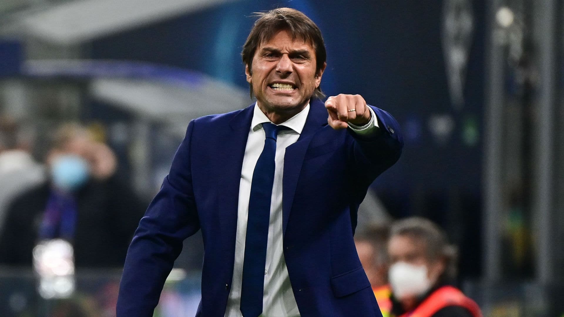 El Manchester United sigue en la búsqueda de un nuevo entrenador para el equipo, muchos nombres salieron a la luz en la previa pero uno solo parece tener la prioridad para el equipo ingles y el entrenador ya habría enviado sus condiciones para llegar.