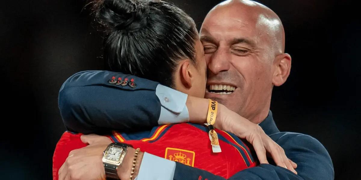 El máximo mandatario, que tomó la decisión de no presentar su dimisión al cargo de la Federación, explicó el beso con la jugadora.