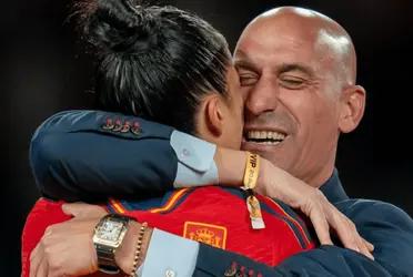 El máximo mandatario, que tomó la decisión de no presentar su dimisión al cargo de la Federación, explicó el beso con la jugadora.