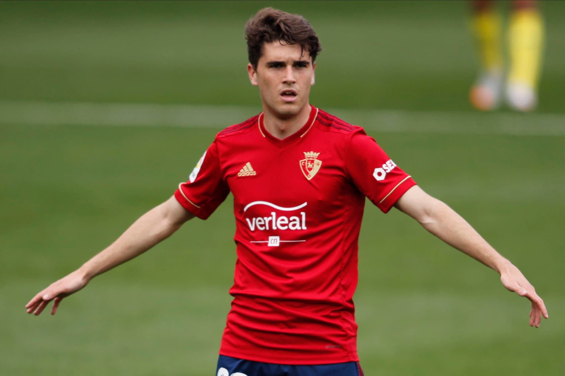 El mediocampista español vive un presente muy bueno en el Osasuna y muchos expertos aseguran que su futuro en España podría ser muy interesante.