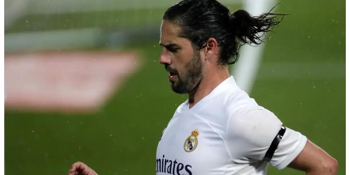 El mediocampista merengue, Isco, está con un pie fuera del Real Madrid y ya hay varios clubes interesados en hacerse con la ficha del futbolista. El Inter y el Milán están disputando una carrera para ver quien de los dos se lo lleva.