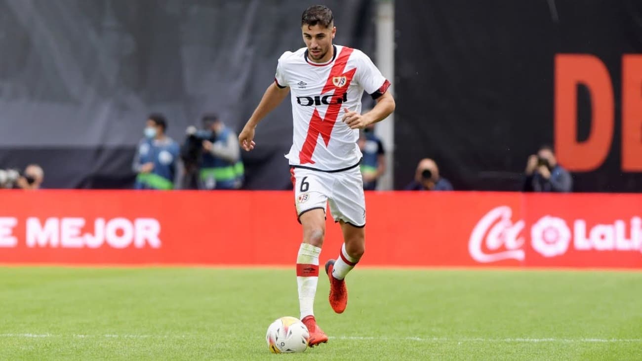 El mediocentro del Rayo Vallecano está en la carpeta de varios clubes de LaLiga. al interés de Valencia, Celta y Real Betis, se suma el Villarreal a la puja.