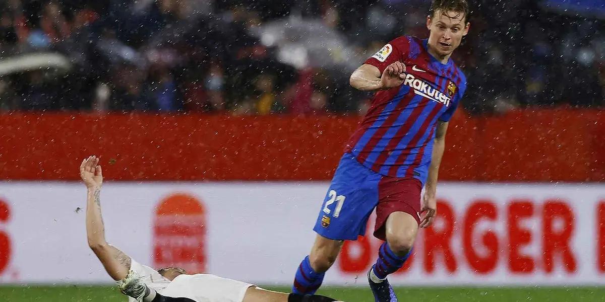 El mediocentro neerlandés del Barcelona es requerido por el último monarca de la UEFa Champions League. El equipo británico realizó una ofera por De Jong, pero bastante lejana a lo que pretenden en Ciudad Condal.