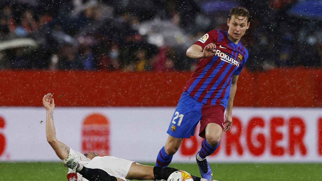 El mediocentro neerlandés del Barcelona es requerido por el último monarca de la UEFa Champions League. El equipo británico realizó una ofera por De Jong, pero bastante lejana a lo que pretenden en Ciudad Condal.