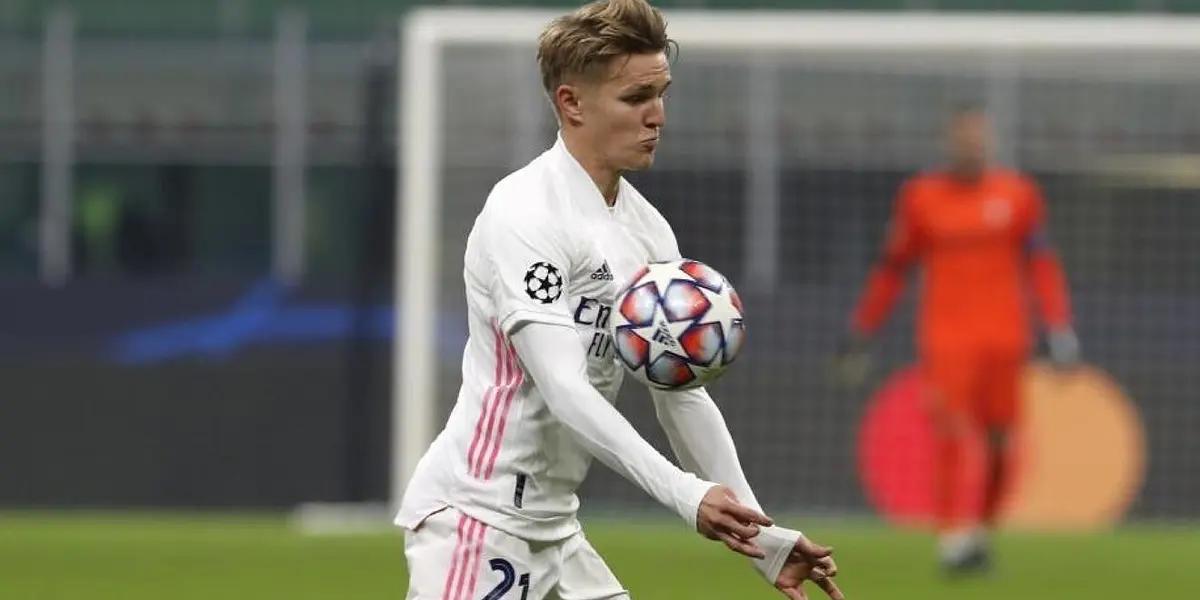El noruego Martin Odegaard es nuevo jugador del Arsenal. De esta forma, y tras varios días de negociaciones, el Real Madrid se desprende de un futbolista que no iba a tener tanto lugar en los planes de Carlo Ancelotti.