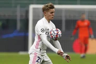 El noruego Martin Odegaard es nuevo jugador del Arsenal. De esta forma, y tras varios días de negociaciones, el Real Madrid se desprende de un futbolista que no iba a tener tanto lugar en los planes de Carlo Ancelotti.