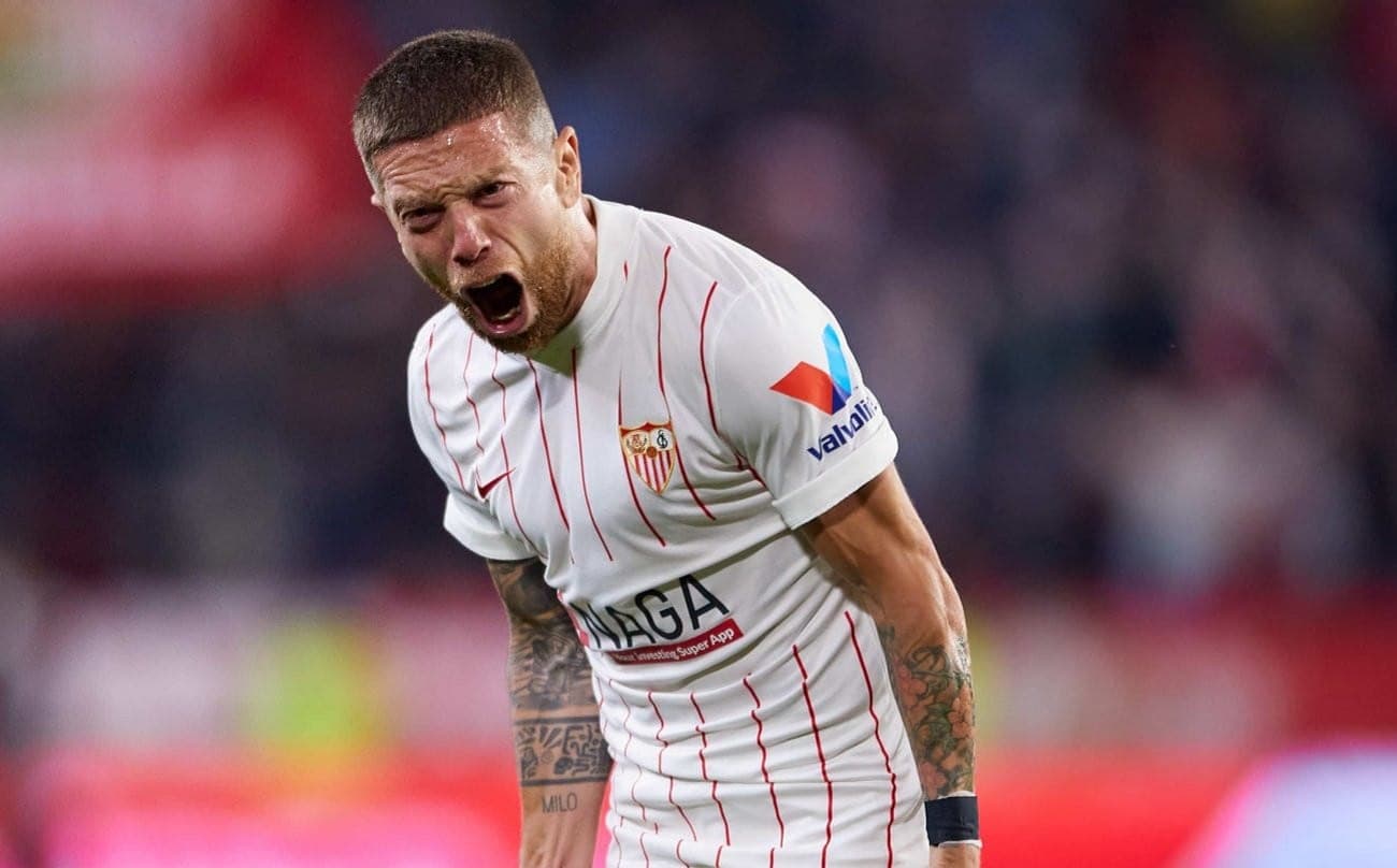 El Papu Gómez fue la figura estelar del Sevilla, que derrotó por 2 a 0 al Elche en el inicio de la fecha 24 de La Liga. Con este triunfo el equipo de Julen Lopetegui se puso a solo tres puntos del Real Madrid, único puntero del campeonato.