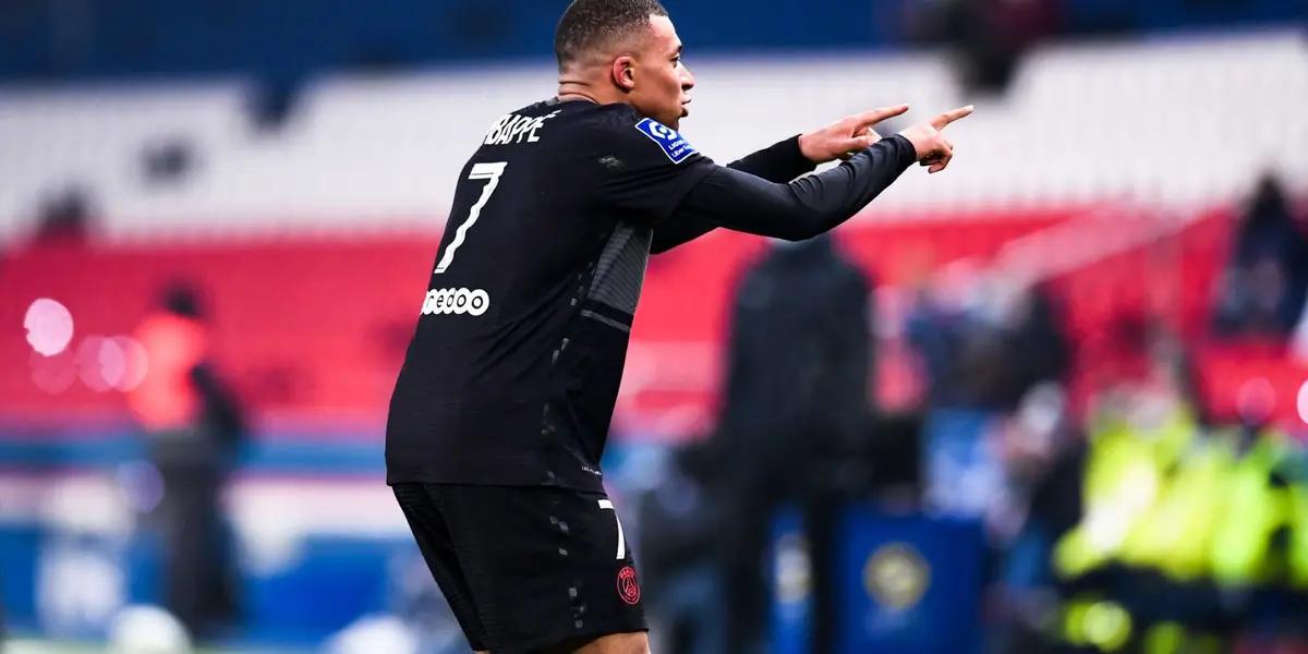El París Saint-Germain le ganó por dos goles a cero al Brest, con Kylian Mbappé abriendo el marcador. La celebración del atacante fue el motivo por el que los medios locales apuestan por la continuidad de Mbappé. El futbolista galo le dedicó el gol a la niña que le pidió que no se fuera de la institución.