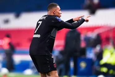 El París Saint-Germain le ganó por dos goles a cero al Brest, con Kylian Mbappé abriendo el marcador. La celebración del atacante fue el motivo por el que los medios locales apuestan por la continuidad de Mbappé. El futbolista galo le dedicó el gol a la niña que le pidió que no se fuera de la institución.