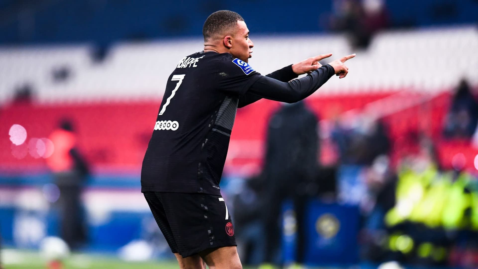 El París Saint-Germain le ganó por dos goles a cero al Brest, con Kylian Mbappé abriendo el marcador. La celebración del atacante fue el motivo por el que los medios locales apuestan por la continuidad de Mbappé. El futbolista galo le dedicó el gol a la niña que le pidió que no se fuera de la institución.