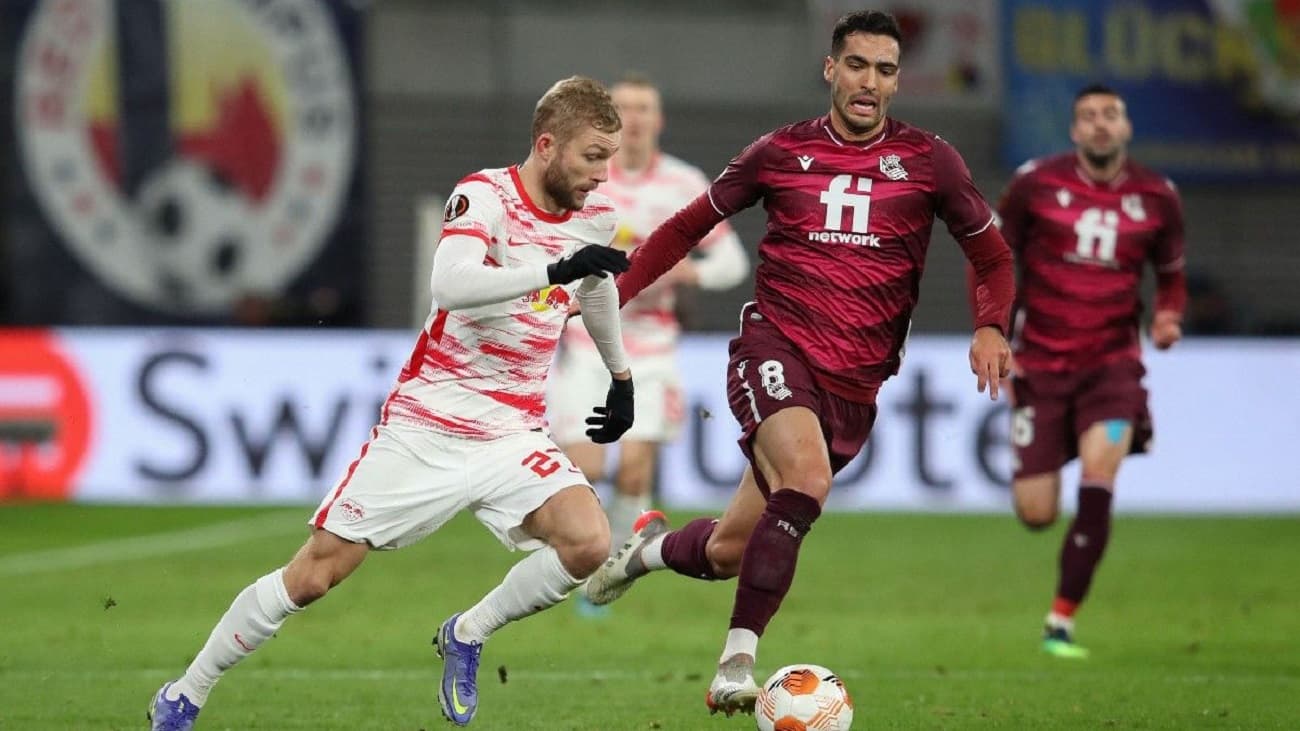 El partido entre Real Sociedad y Leipzig, partido de vuelta de los dieciseisavos de final de la UEFA Europa League, se jugará el jueves 24 de febrero a partir de las 18:45 horas. El encuentro tendrá lugar en el Reale Arena con televisación de Movistar+, en el canal Movistar Liga de Campeones.