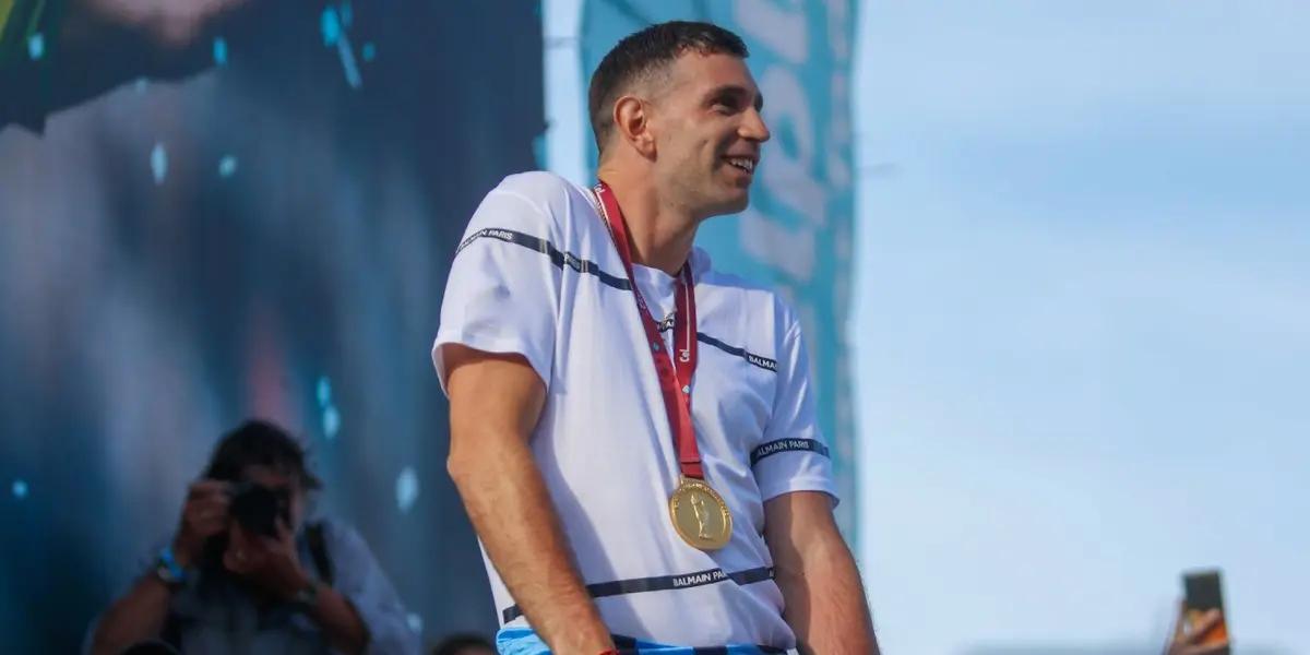 El portero argentino continuó con los festejos en su ciudad natal y habló de Tchouaméni.