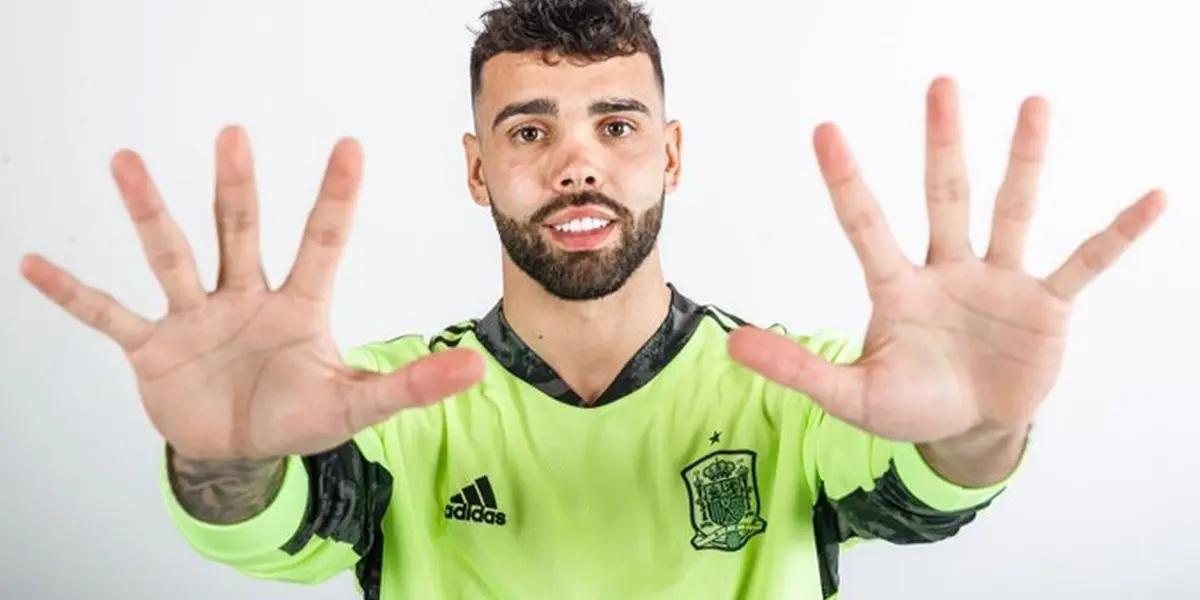 El portero del Brentford, de la Premier League, disfruta de su primera convocatoria con el seleccionado nacional, mientras la franquicia catalana planea buscarlo para renovar su plantilla.