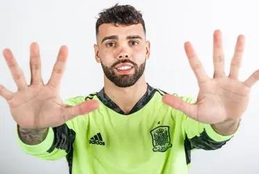 El portero del Brentford, de la Premier League, disfruta de su primera convocatoria con el seleccionado nacional, mientras la franquicia catalana planea buscarlo para renovar su plantilla.