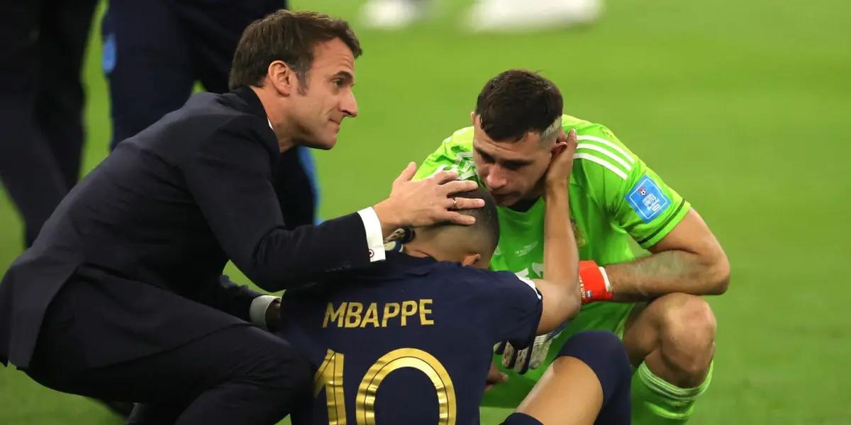 El portero de la Albiceleste dejó una imagen viral durante el paseo en bus por Buenos Aires.