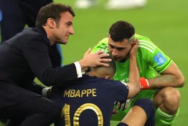 El portero de la Albiceleste dejó una imagen viral durante el paseo en bus por Buenos Aires.