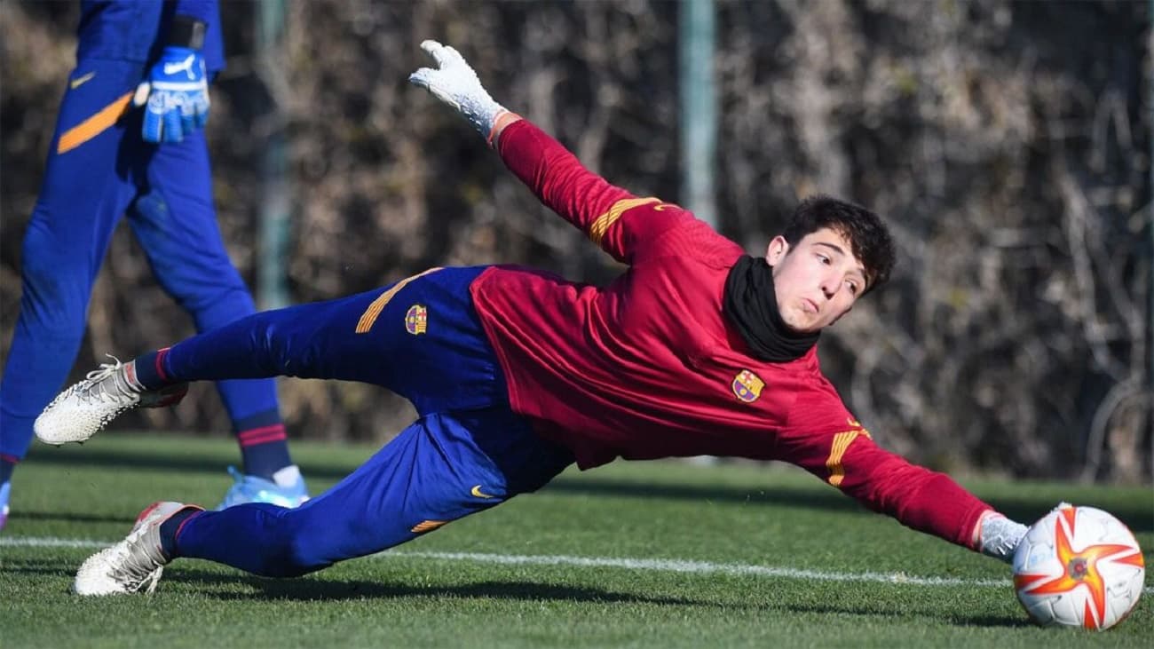 El portero, de tan solo 17 años, fue inscripto por el Barcelona para la UEFA Europa League. Es una de las sorpresas que ha presentado Xavi Hernández Te presentamos a la gran novedad de la lista culé.