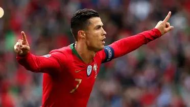 El portugués volvió a consolar a un niño en su llegada al hotel con Portugal