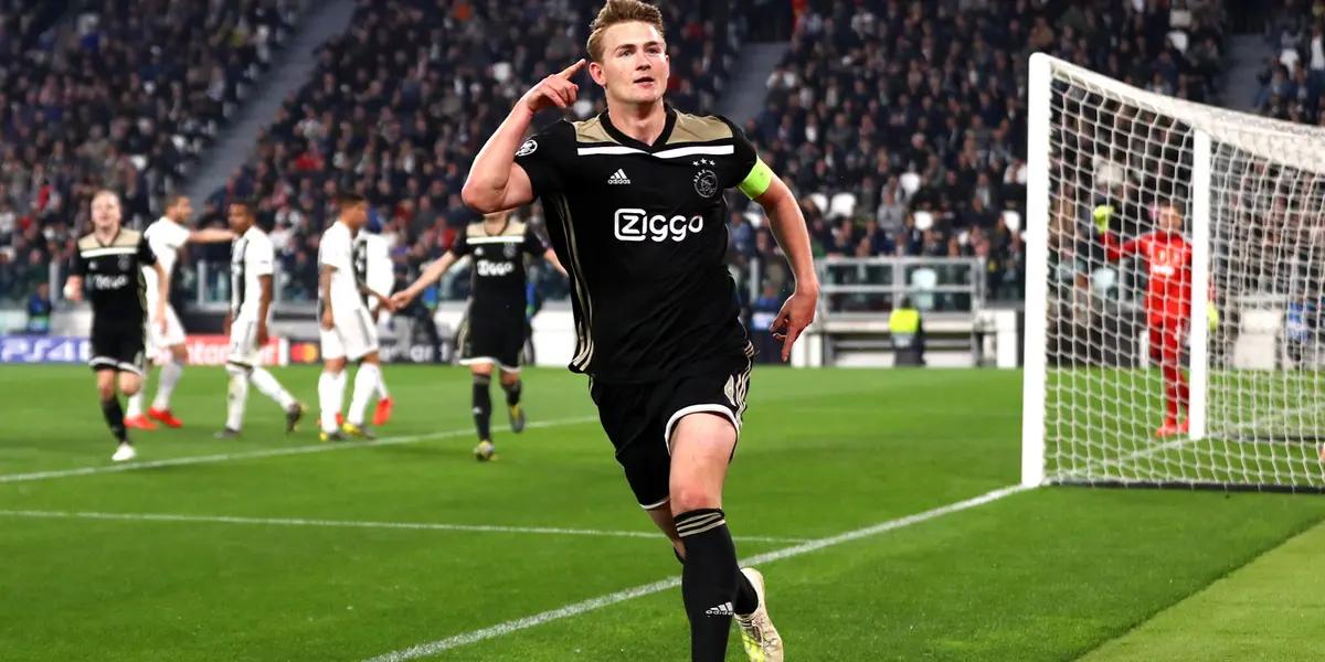 El presente de De Ligt deslumbra nuevamente al mundo del fútbol y ya se comienza a barajar una posible transferencia desde la Juventus. FC Barcelona y Manchester United los máximos candidatos a quedarse con él.