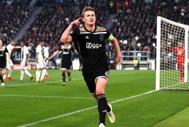El presente de De Ligt deslumbra nuevamente al mundo del fútbol y ya se comienza a barajar una posible transferencia desde la Juventus. FC Barcelona y Manchester United los máximos candidatos a quedarse con él.