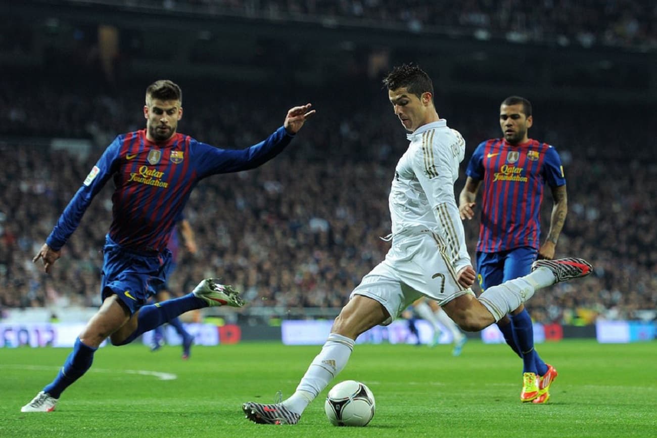 El primer Real Madrid vs Barcelona data del año 1903, desde entonces esta rivalidad ha escalado hasta convertirse en uno de los partidos más importantes del mundo apodado El Clásico. Pero ¿Cuántos partidos le gano la Casa Blanca a los culés?