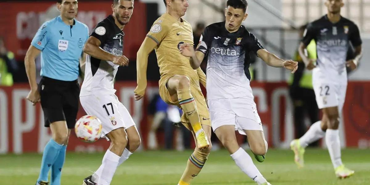 El primer tiempo entre Barça y Ceuta fue por demás aburrido y un jugador está en la mirada de los hinchas.