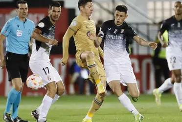 El primer tiempo entre Barça y Ceuta fue por demás aburrido y un jugador está en la mirada de los hinchas.