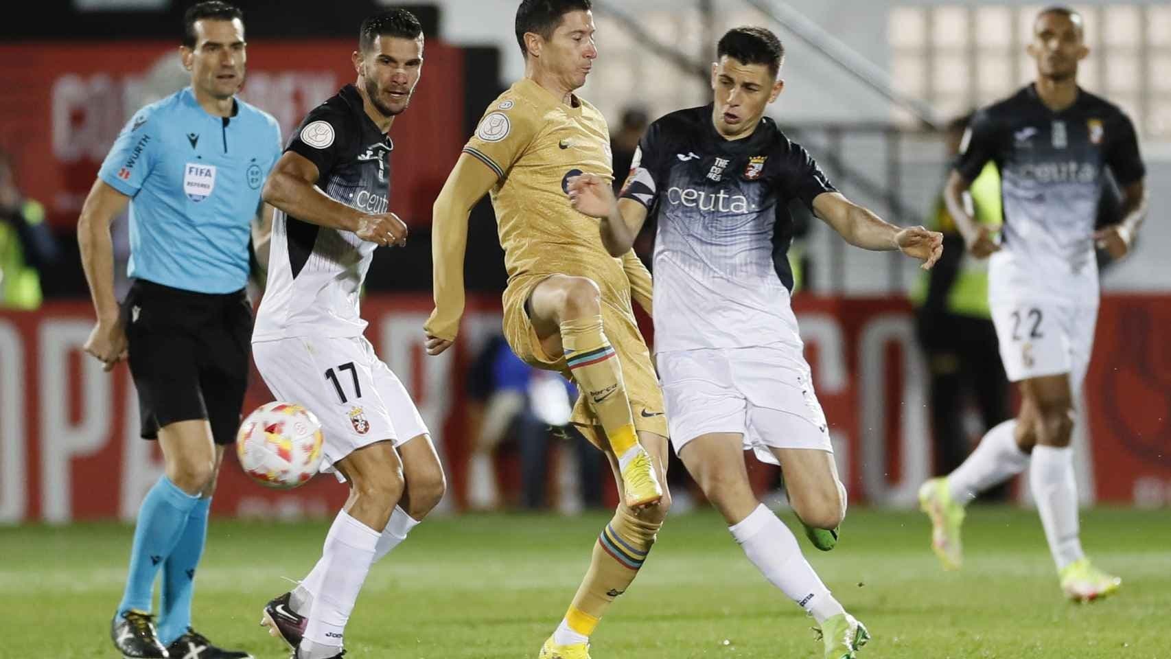 El primer tiempo entre Barça y Ceuta fue por demás aburrido y un jugador está en la mirada de los hinchas.