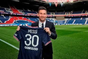 El propio Lionel Messi confirmó en diálogo con la prensa francesa que Neymar le había ofrecido la "10" del PSG, pero que decidió declinar del ofrecimiento "yo venía a sumar", admitió.