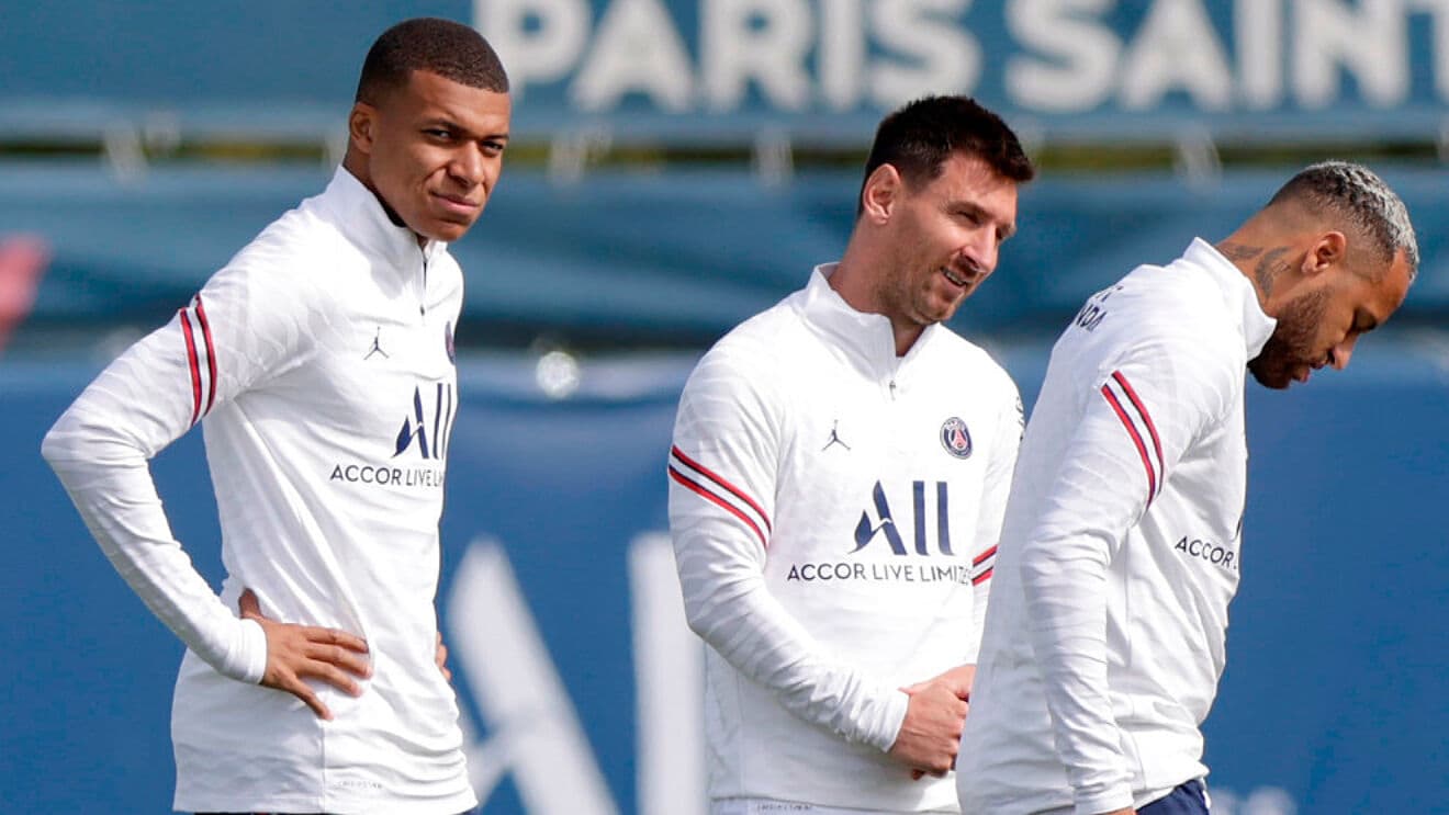 El pulso por Mbappé se sigue acentuando en las últimas horas. Madrid y PSG continúan jugando sus cartas mientras el futbolista, lejos de involucrarse públicamente, se muestra relajado en las redes. ¿Llegará finalmente Mbappé al Real Madrid?