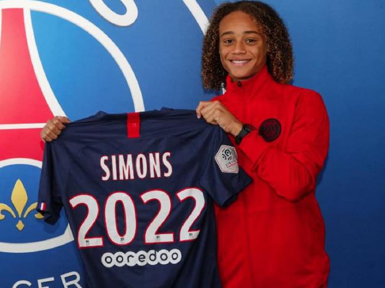 El contra que une a Xavi Simons al PSG culmina en Junio de este año y parece lejos de llegar a un acuerdo por una renovación del mismo. Ahí aparece el Barcelona, que con Xavi a la cabeza le gustaría volver a contar con el centrocampista surgido de la Masía.