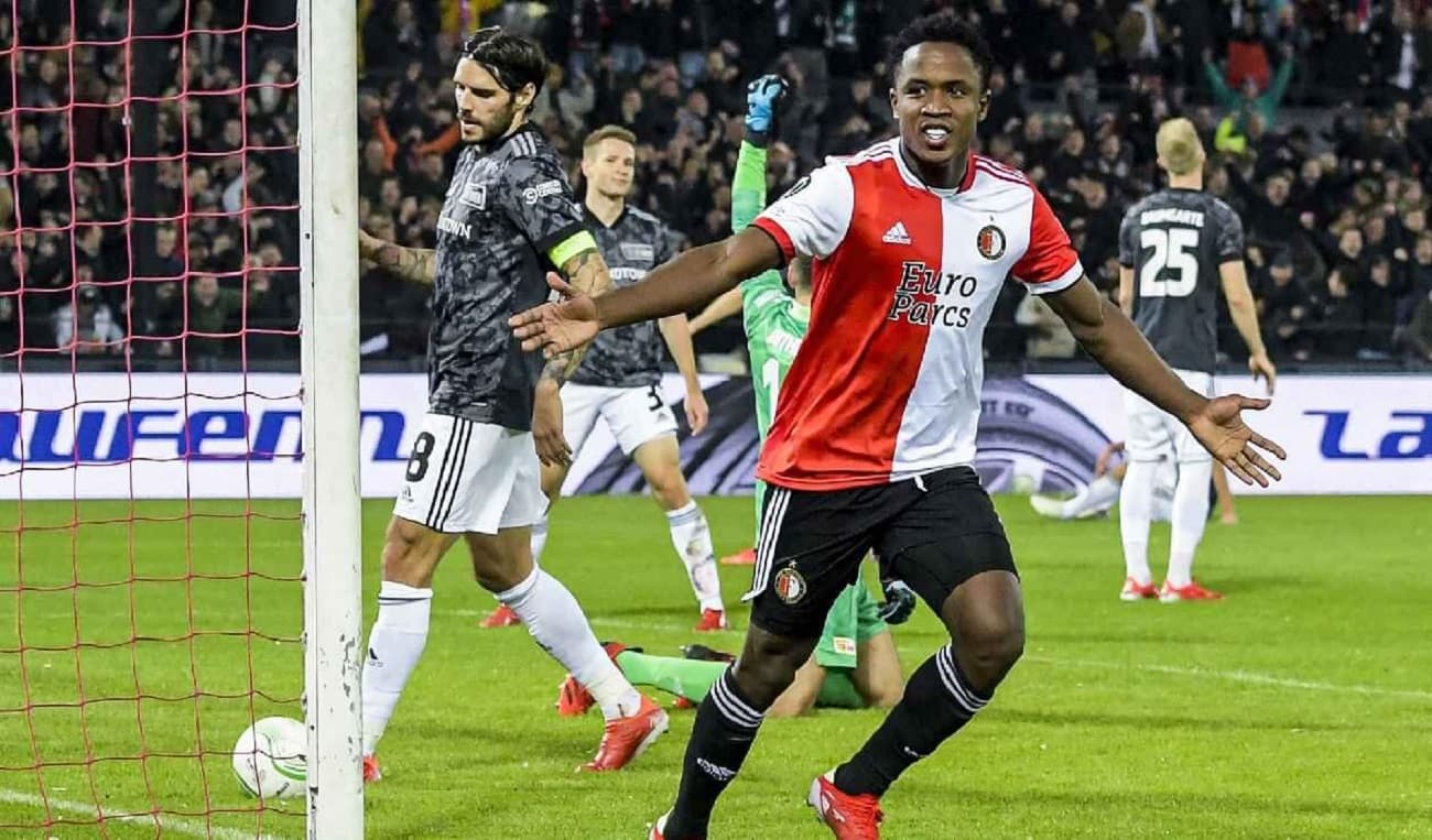 El Real Betis luego de hacer una buena temporada 2021/22 se prepara con todo para la siguiente campaña. Es por eso que el conjunto sevillano apunta a concretar el fichaje de Luis Sinisterra, delantero colombiano del Feyenoord, a cambio de entre 20 y 25 millones de euros.