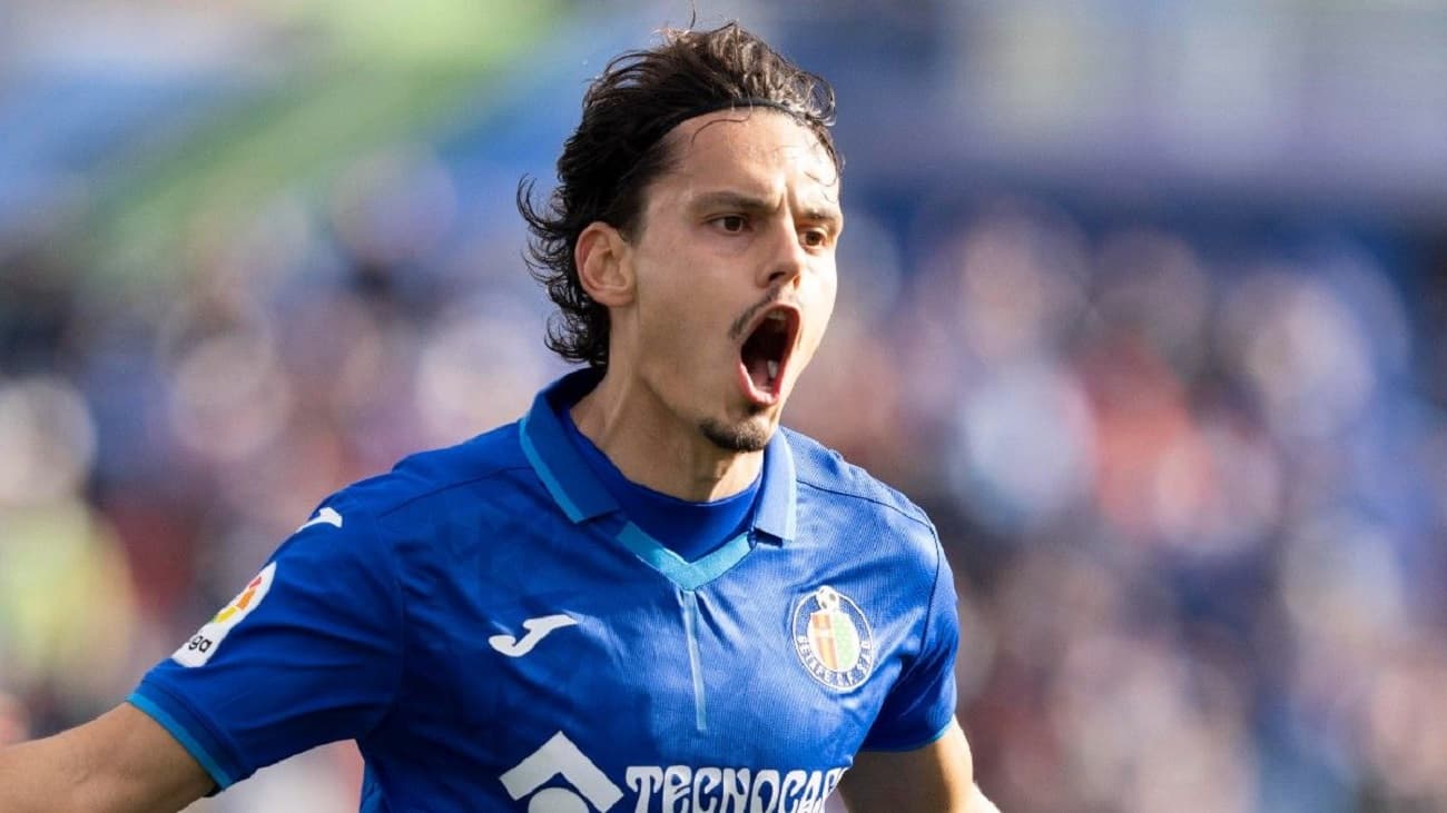 El Real Betis ya piensa en el mercado de fichajes de verano para mejorar todo lo hecho esta temporada. El campeón de la Copa del Rey quiere incorporar un delantero top y habría puesto sus ojos en el turco Enes Ünal del Getafe por quien estaría dispuesto a pagar 20 millones de euros.