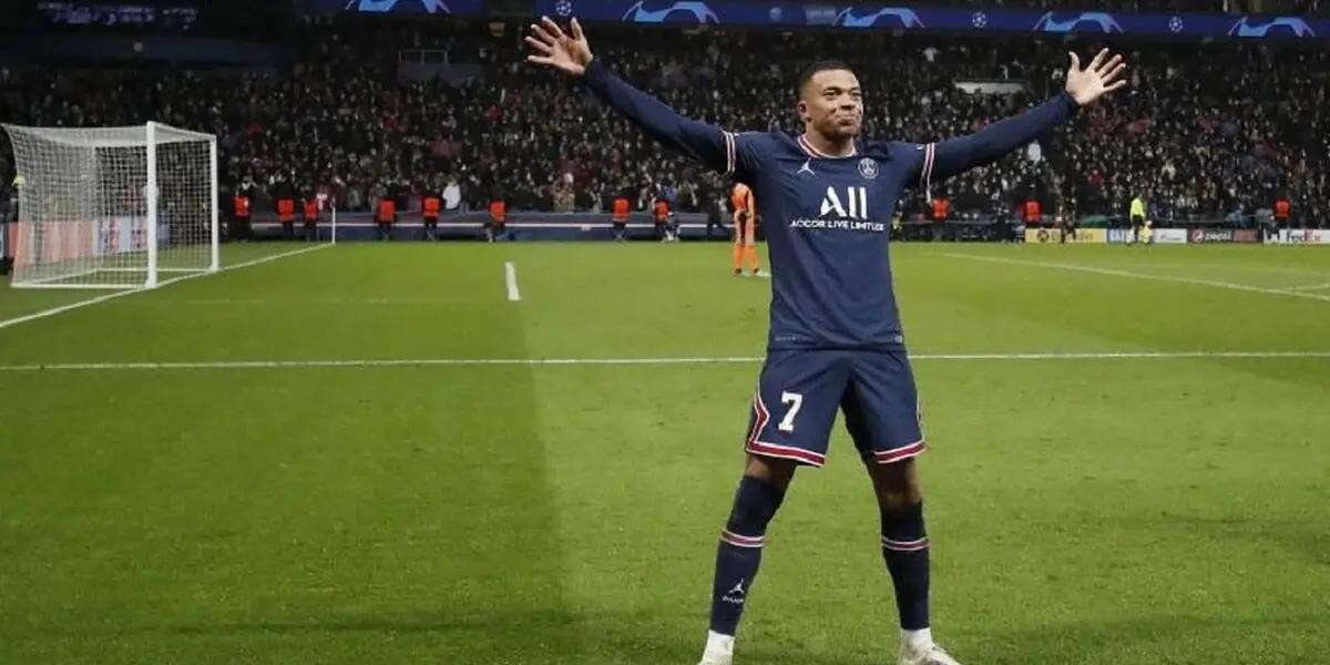 El Real Madrid ya campeón de La Liga y finalista de la UEFA Champions League quiere asegurarse al refuerzo estrella para la próxima temporada, Kylian Mbappé. Y estaría dispuesto a ofrecerle un contrato de 35 millones al año sumado a una prima de 50 por su fichaje.