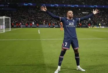 El Real Madrid ya campeón de La Liga y finalista de la UEFA Champions League quiere asegurarse al refuerzo estrella para la próxima temporada, Kylian Mbappé. Y estaría dispuesto a ofrecerle un contrato de 35 millones al año sumado a una prima de 50 por su fichaje.