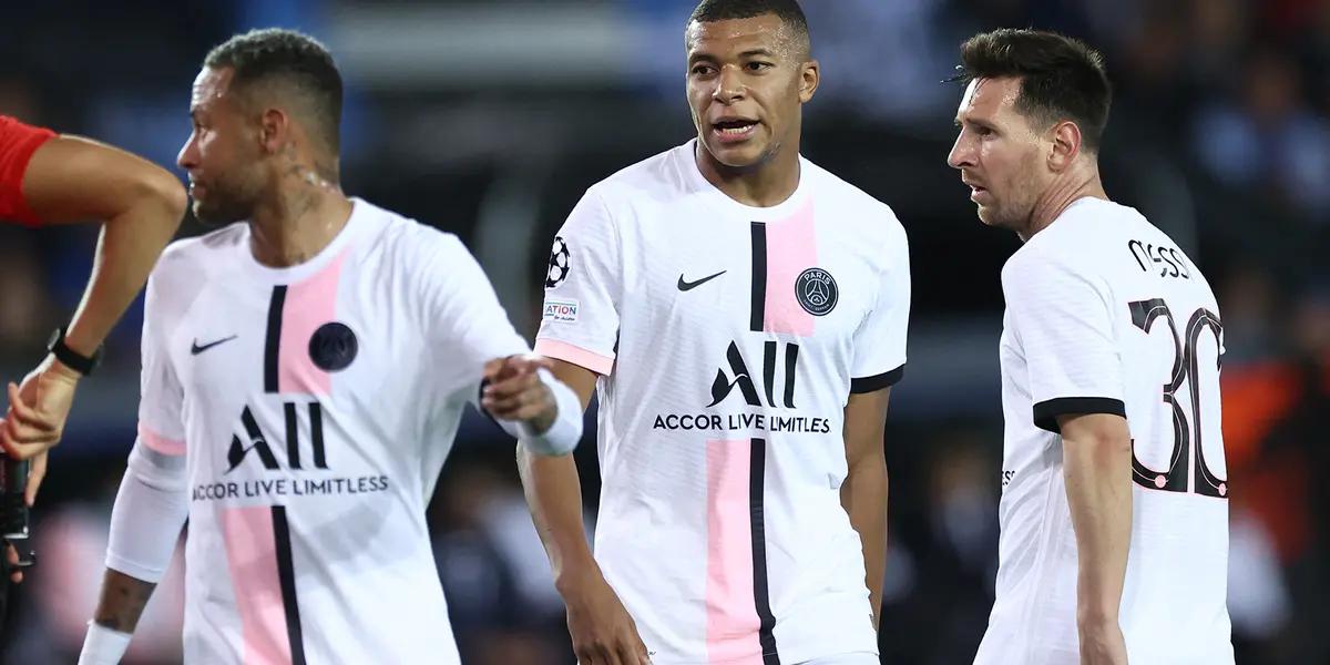 El rendimiento mostrado por Messi, Mbappé y Neymar juntos en el PSG no viene siendo el esperado y el ex futbolista Anelka dio su opinión sobre cual debería ser la solución al problema.