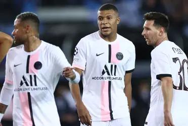 El rendimiento mostrado por Messi, Mbappé y Neymar juntos en el PSG no viene siendo el esperado y el ex futbolista Anelka dio su opinión sobre cual debería ser la solución al problema.