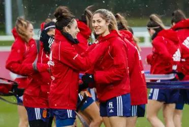 El seleccionado femenino de fútbol de España sumó una muy buena experiencia en la Arnold Clark Cup. disputada en Inglaterra. Si bien el local le arrebató, por diferencia de gol el título, la Roja dejó una gran imagen y dos de sus integrantes lograron distinciones.