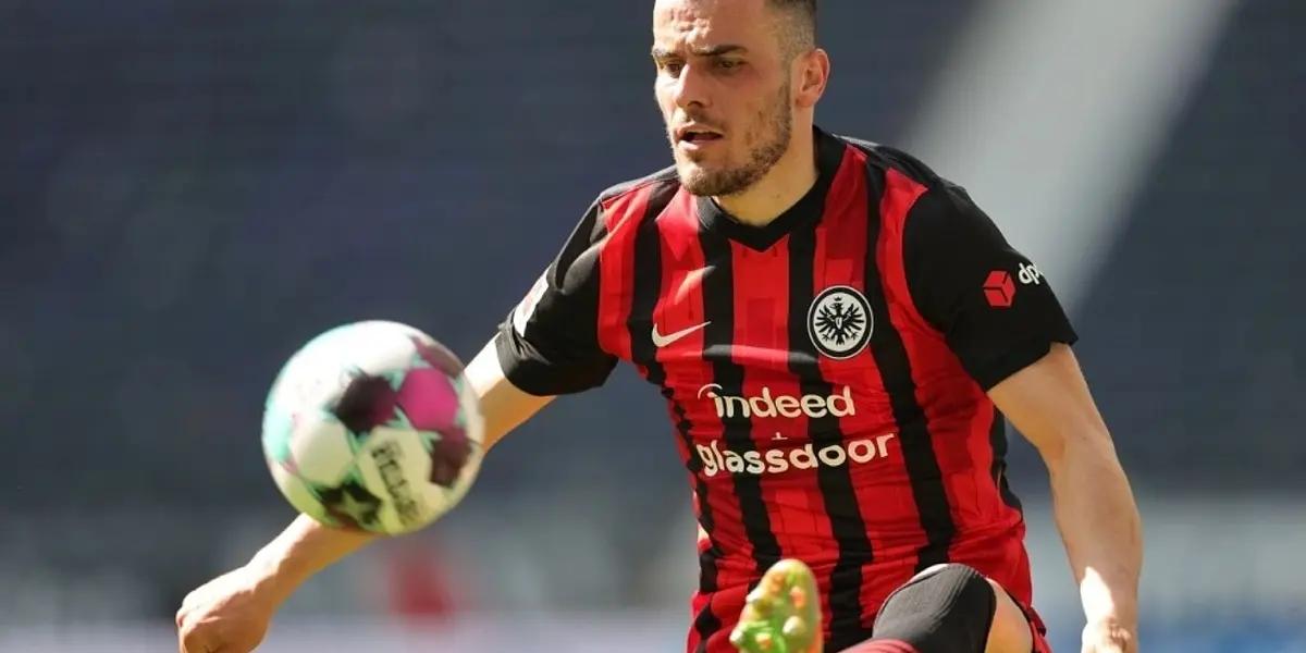 El serbio Filip Kostić está en la mira de varios equipos de la Serie A. Luego de la probada de su fútbol que el futbolista del Frankfurt le dio al Real Betis, en el Benito Villamarín, los rumores crecen.