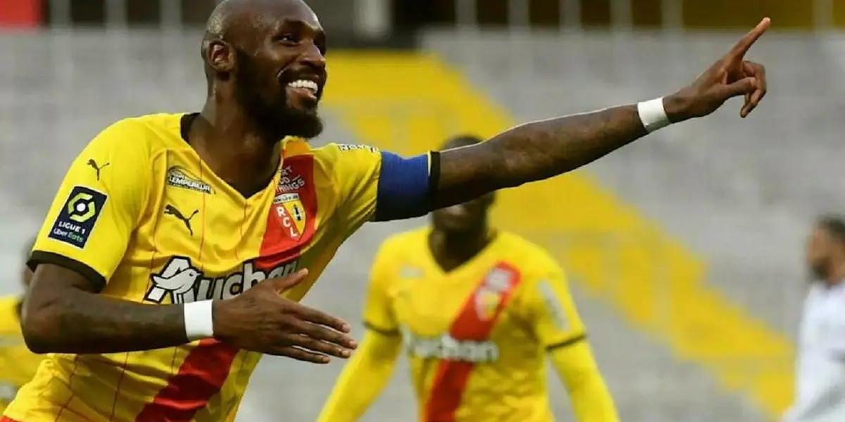 El Sevilla iría en la busqueda de un centrocampista para reforzar la medular y el elegido sería Seko Fofana. Y para dejarlo ir el Racing Club de Lens pediría 20 millones de euros.