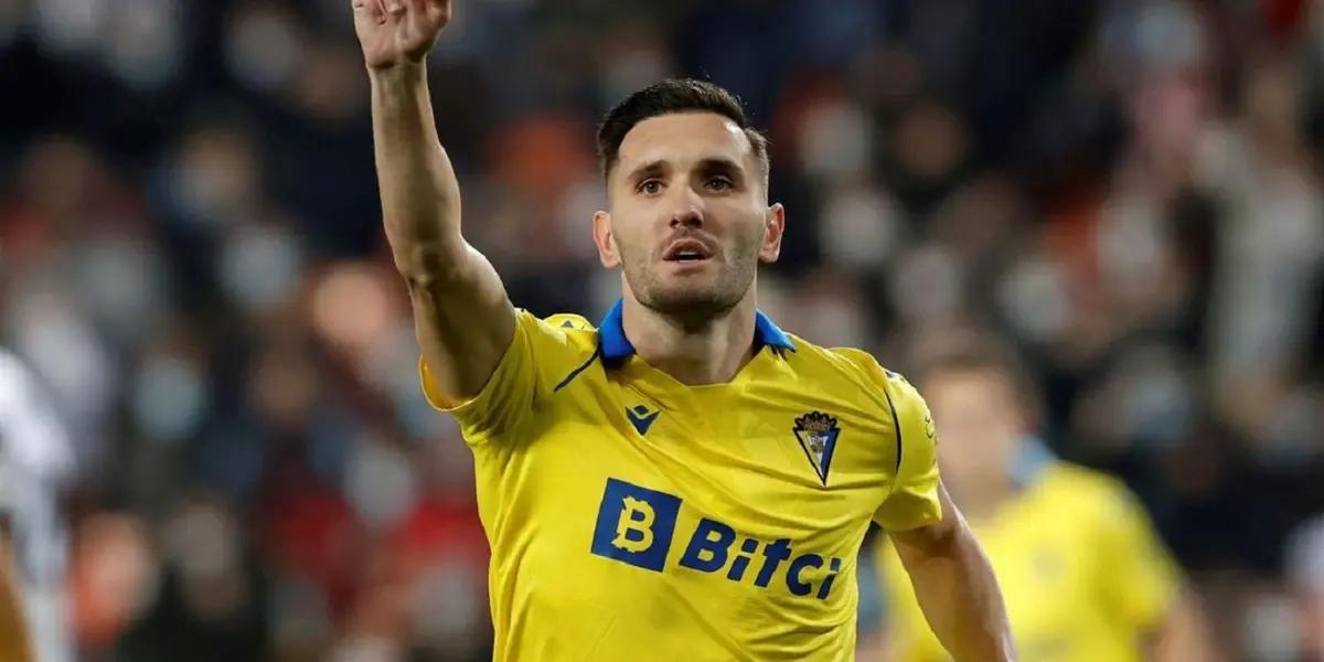 El Sevilla sufrió un duro golpe al empatar en condición de local con el Cádiz. Lucas Pérez fue su verdugo y te contamos cuantos millones cuesta el delantero de 33 años.