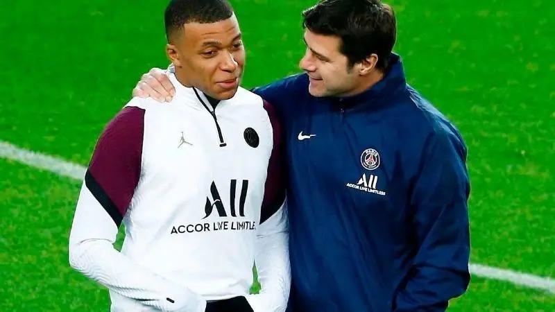 El técnico argentino mantuvo una curiosa charla con el futbolista francés.