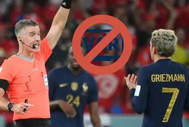 El último campeón del Mundial cayó sorpresivamente, pero sufrió un grosero fallo arbitral que les quitó el empate.