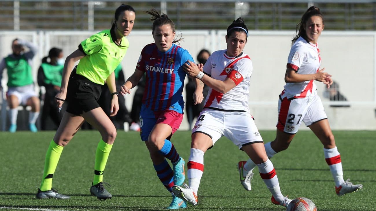 El ya descendido Rayo Vallecano se enfrenta al invicto Barcelona en un duelo de realidades.