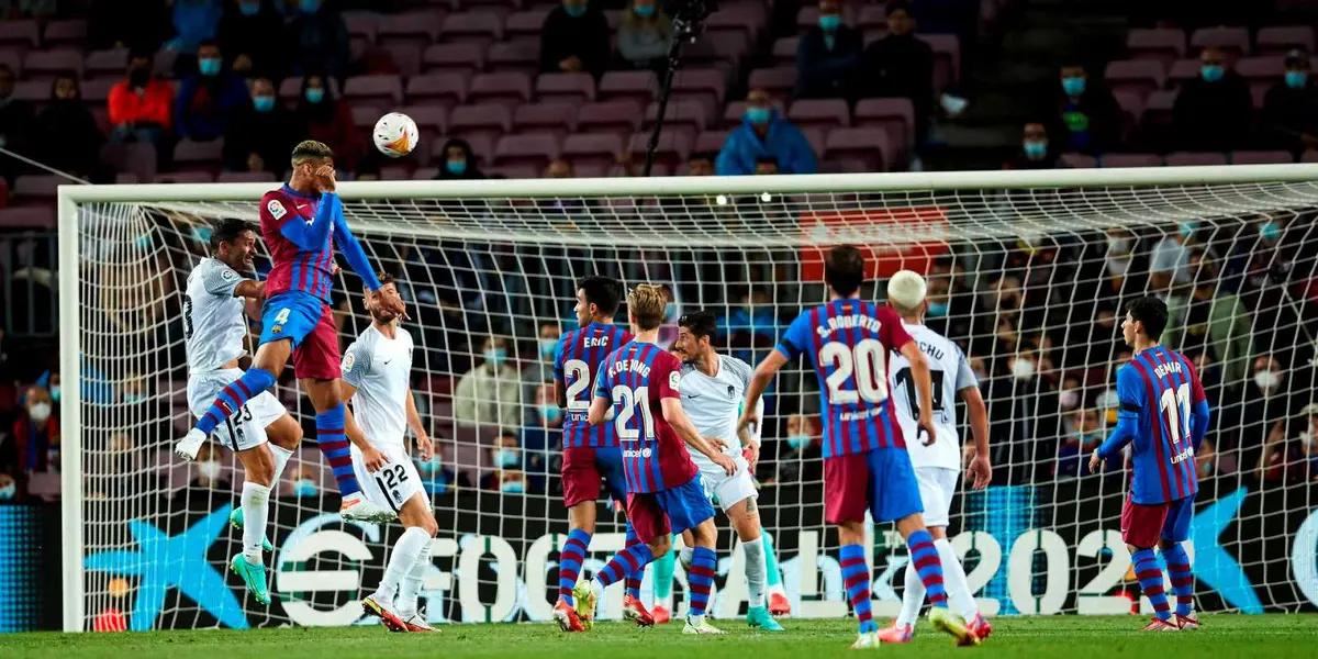 En el cierre de la jornada número cinco de LaLiga, se enfrentaron en Camp Nou el Fc Barcelona y el Granada. El equipo de Koeman salvó un punto sobre la hora, pero está lejos desde el rendimiento y desde los puntos de ser competitivo en LaLiga.