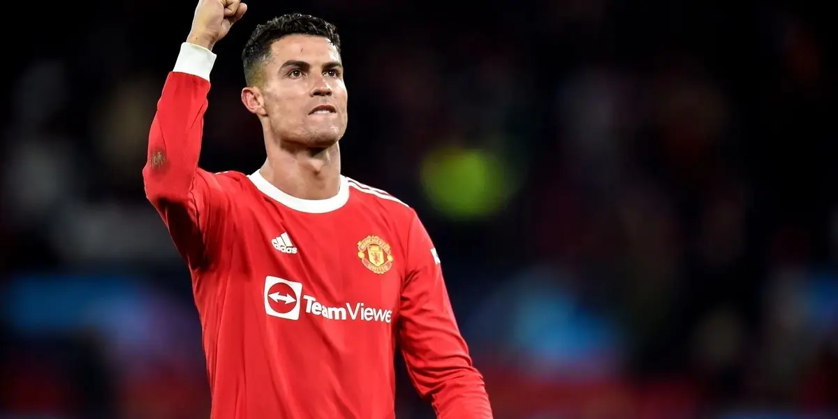 En el minuto siete de los partidos del Manchester United por Premier League se está dando una nueva y sana costumbre. La ovación a Cristiano Ronaldo. A continuación, los motivos. 