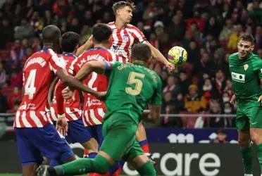 En el primer tiempo el árbitro del partido no le cobró un penal al Elche que pudo haber sido una debacle para el cuadro del cholo.